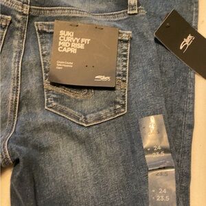NWT- Silver-mid rise capri- suki curvy fit